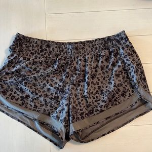 Athleta Gray/Black Leopard print Mesh Racer run shorts size XL